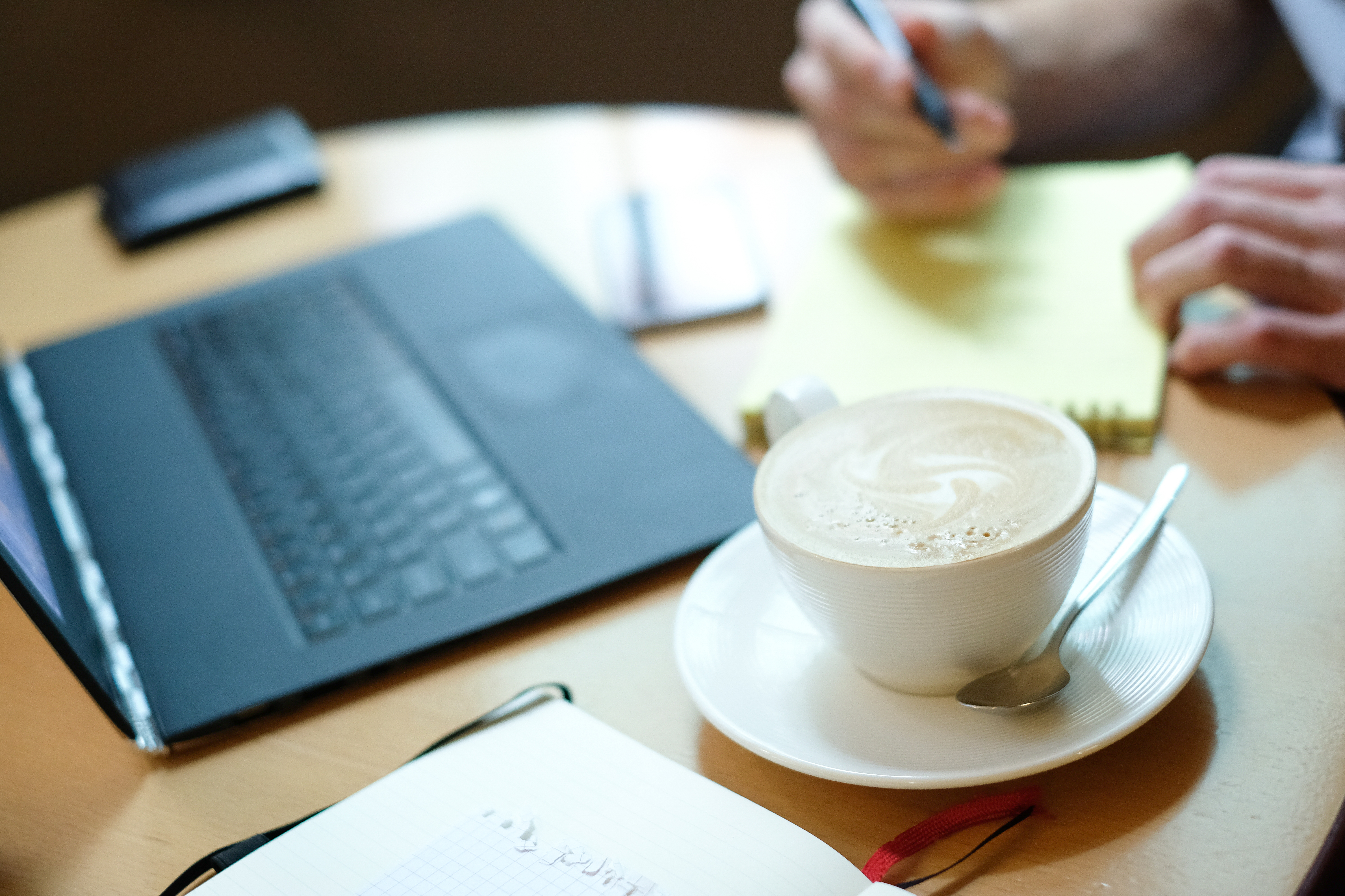 imagem de computador e cafe